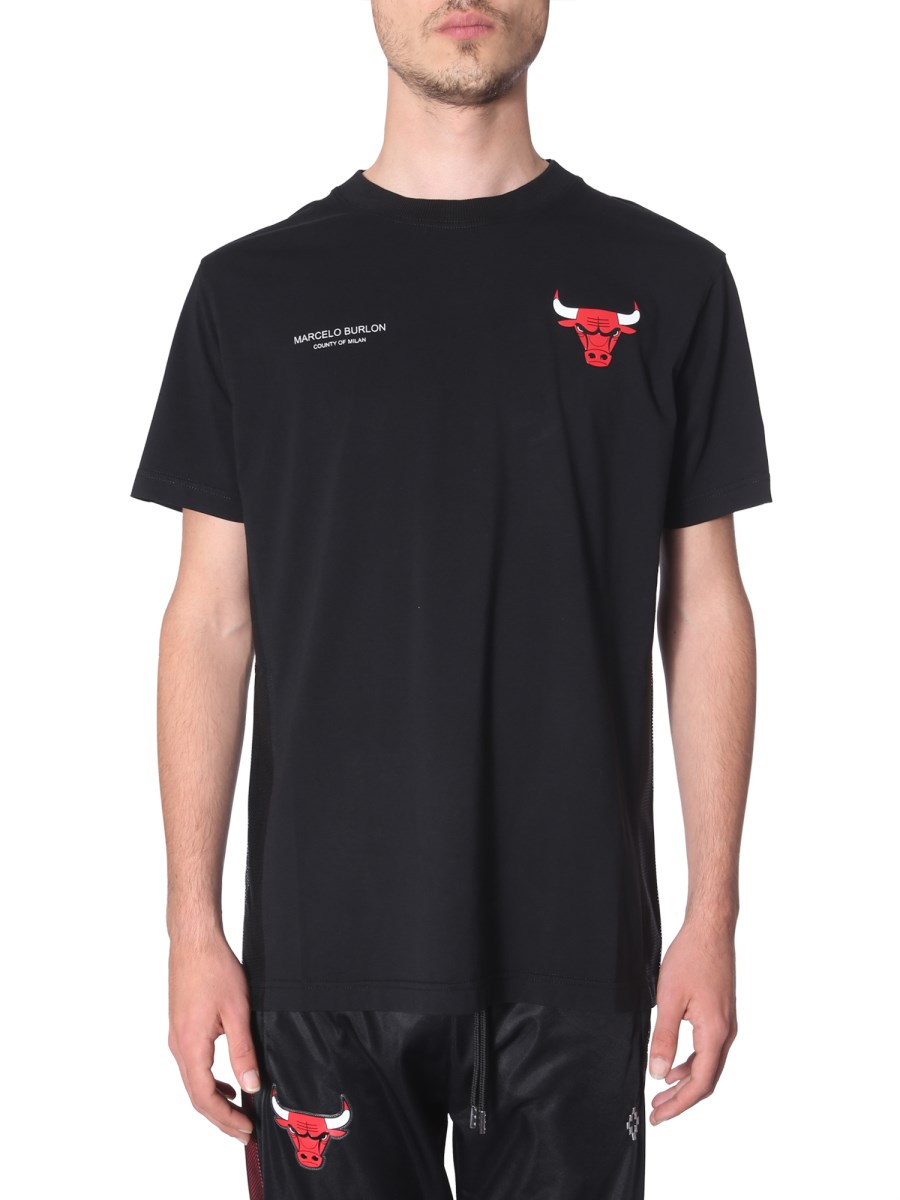CHICAGO BULLS LOGO T-SHIRT/NBA/Tシャツ/Marcelo Burlon MARCELO BURLON COUNTY OF MILAN - ROUND NECK T-SHIRT WITH