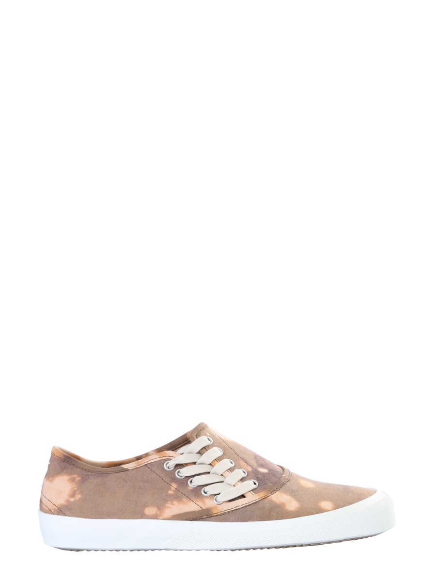 MAISON MARGIELA SNEAKER SPLICED CON ALLACCIATURA ASIMMETRICA E STAMPA TIE DYE