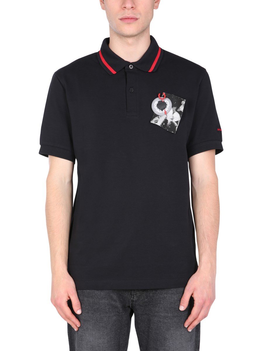 FRED PERRY X RAF SIMONS POLO REGULAR FIT IN PIQUE DI COTONE CON SPILLA E RICAMO LOGO