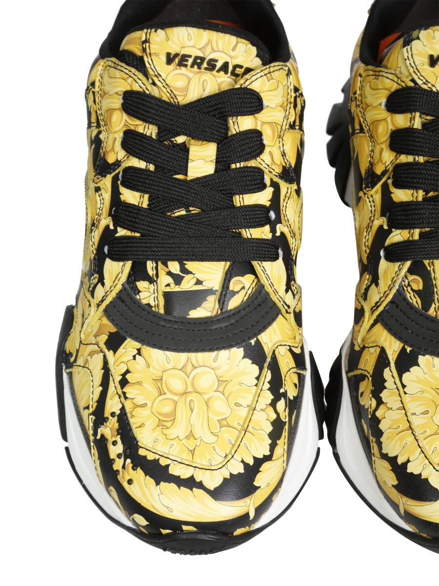 VERSACE SNEAKER SQUALO IN PELLE CON STAMPA BAROQUE Eleonora