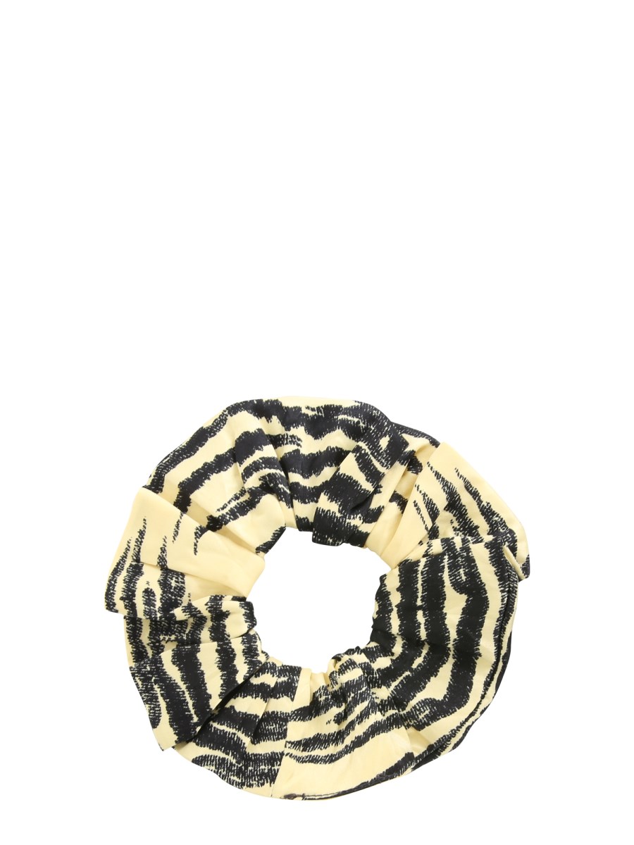 GANNI SCRUNCHIE IN SATIN CRINKLED CON STAMPA