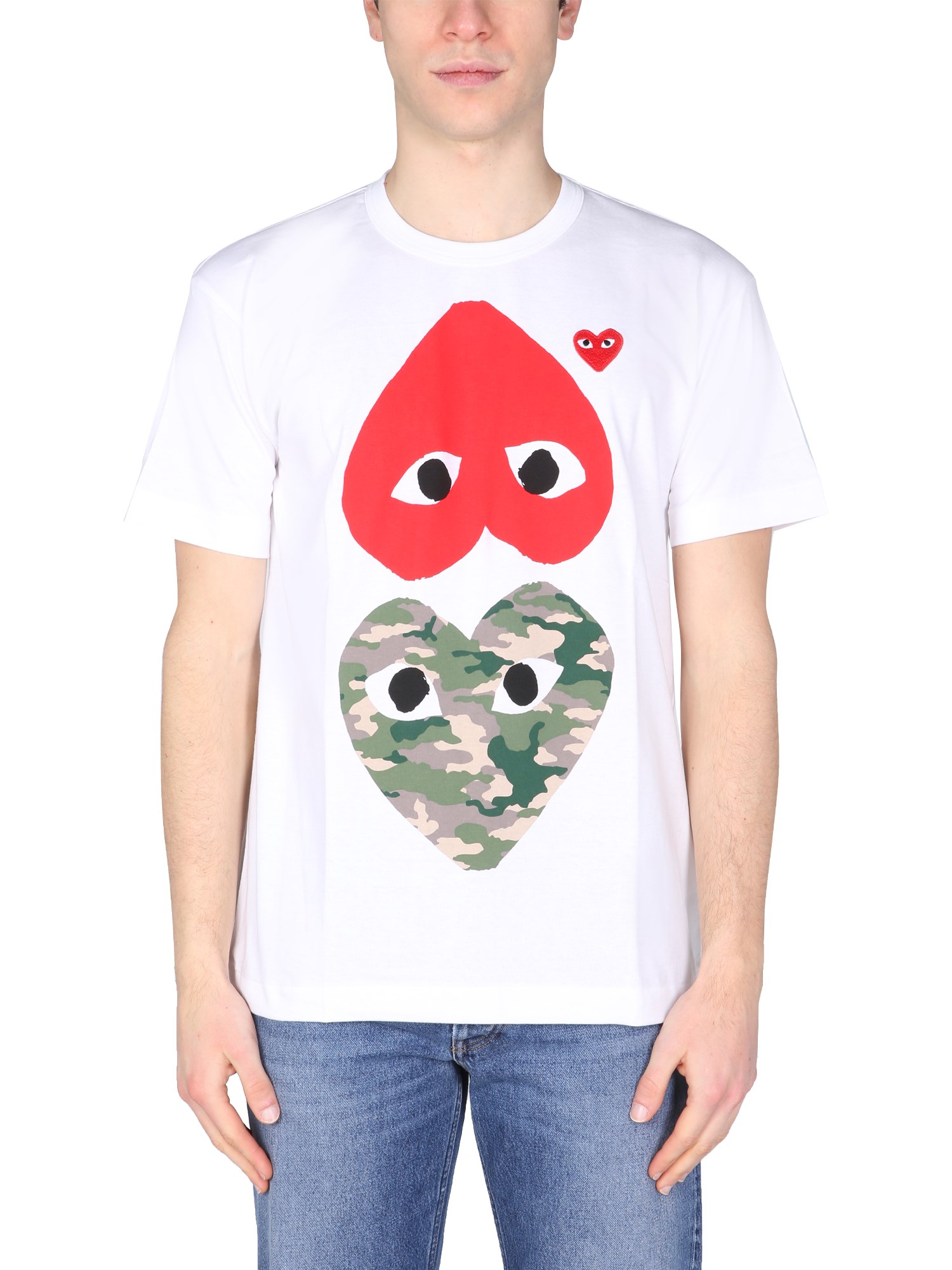 comme des garcons play t-shirt con stampa logo e patch