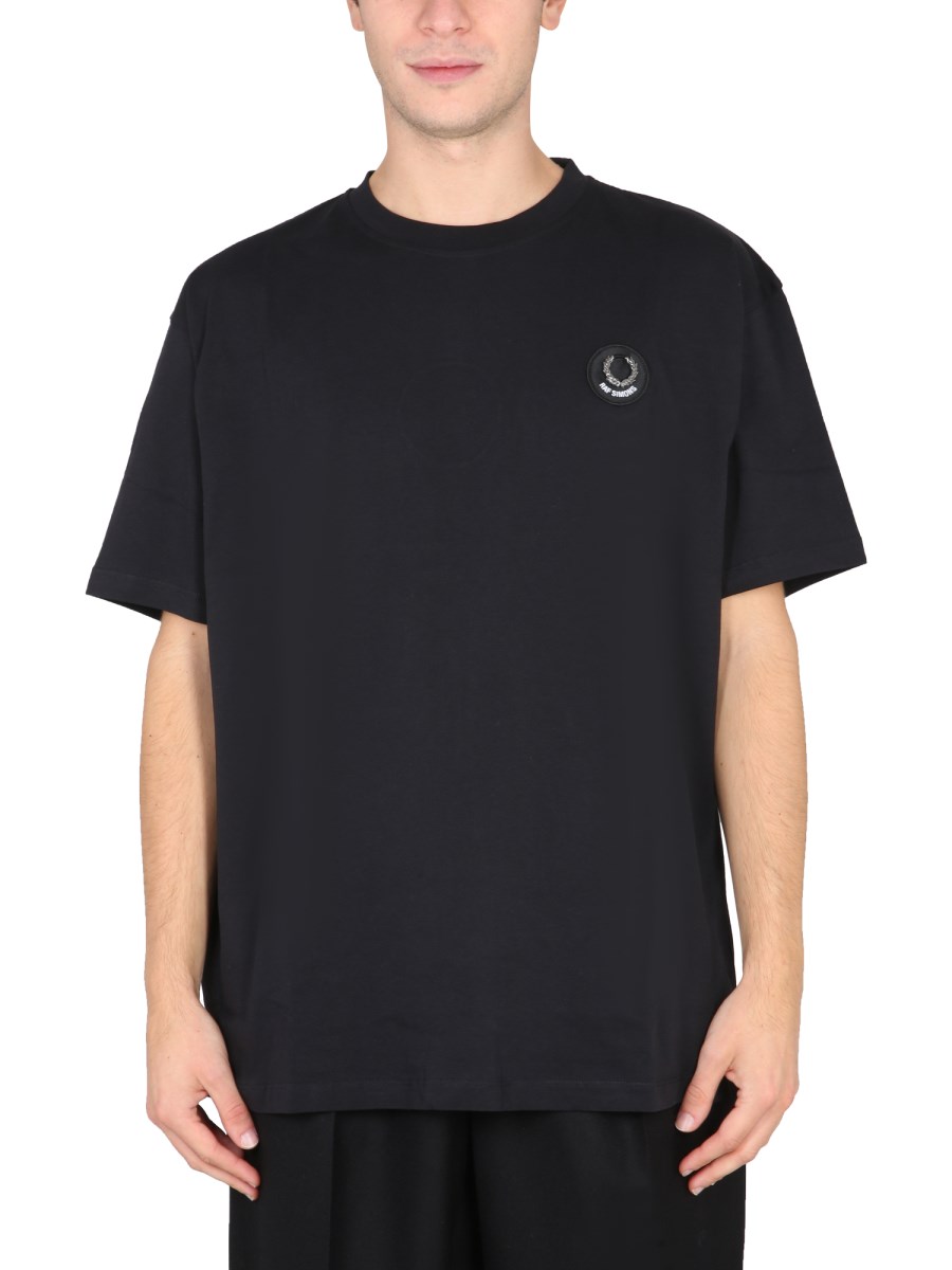 FRED PERRY X RAF SIMONS T-SHIRT OVERSIZE IN COTONE CON LOGO