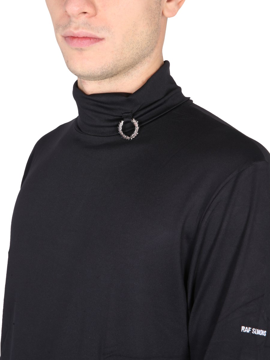 FRED PERRY X RAF SIMONS - LOGO TURTLENECK T-SHIRT - Eleonora FRED PERRY X RAF SIMONS - LOGO TURTLENECK T-SHIRT - Eleonora