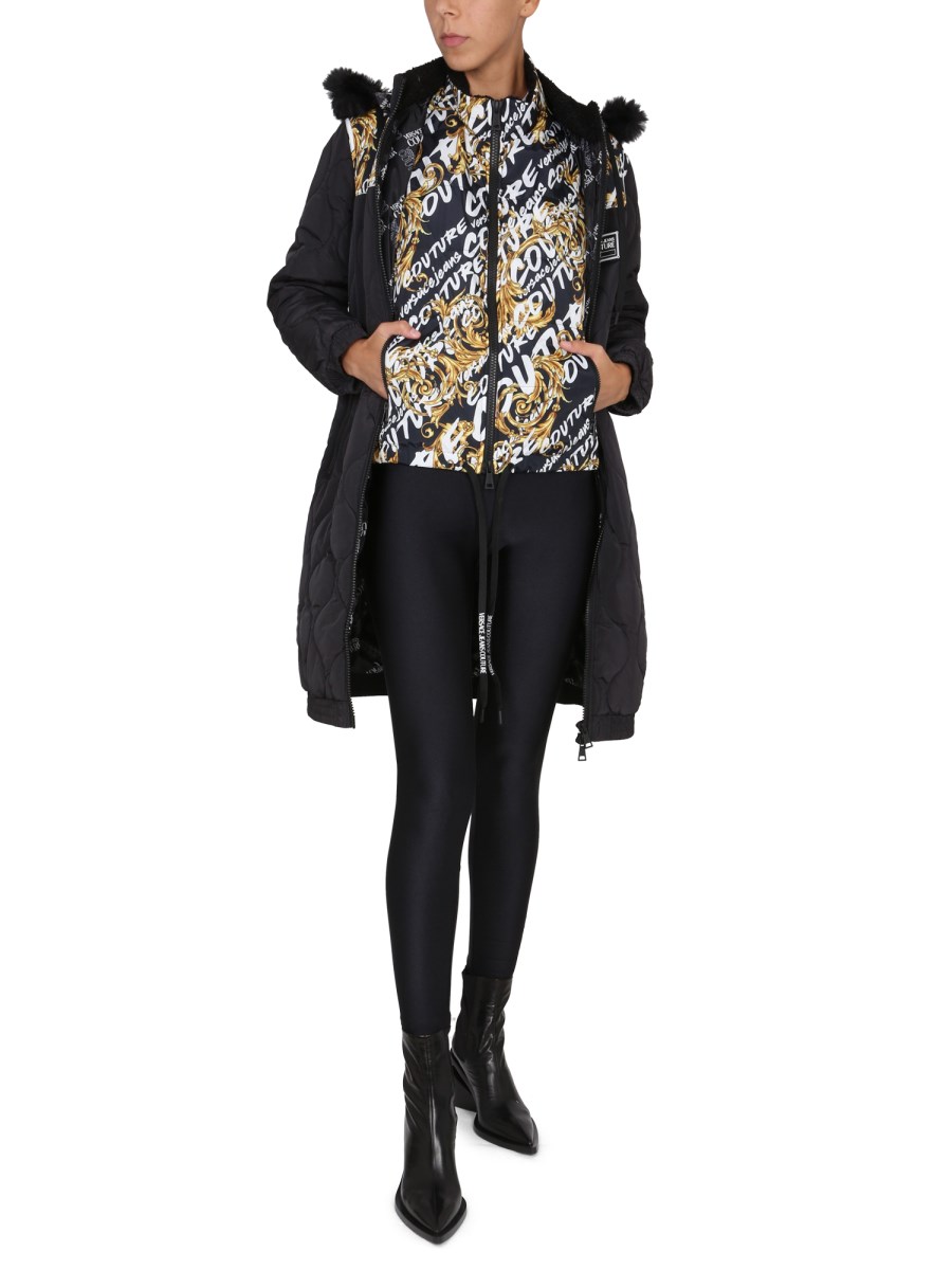VERSACE JEANS COUTURE ブラックベンチコート VERSACE JEANS COUTURE - BAROQUE PRINT COAT - Eleonora Bonucci