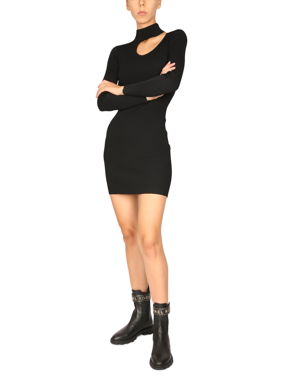 ABITO CON DETTAGLIO CUT OUT