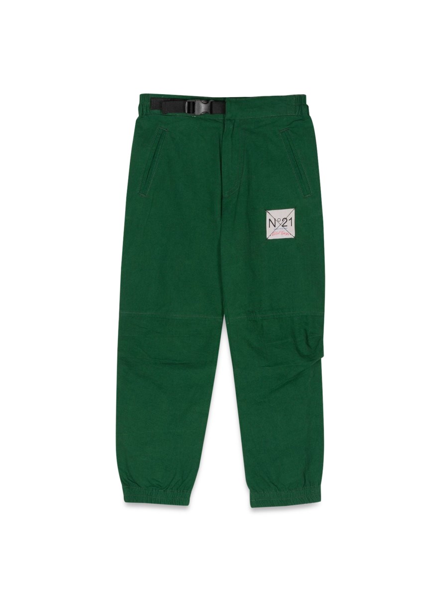 PANTALONE CON PATCH LOGO