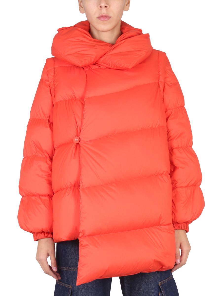 Asymmetrical puffer outlet jacket