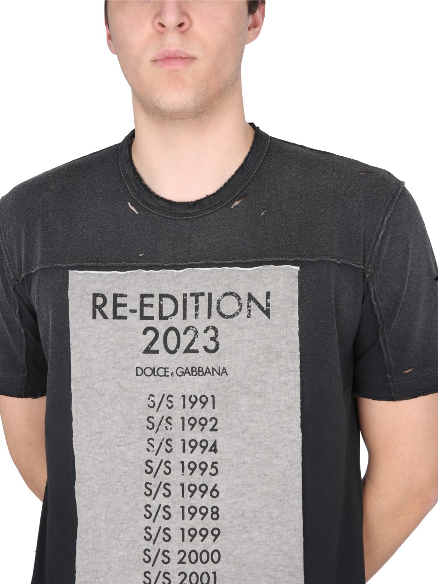 【Dolce & Gabbana】ラウンドネックTシャツ Re-Edition パッチ Dolce & Gabbana RE-EDITION Printed T-shirt with Logo Patch
