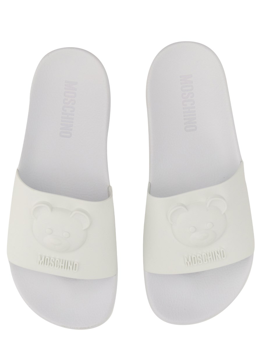 Moschino best sale white slides