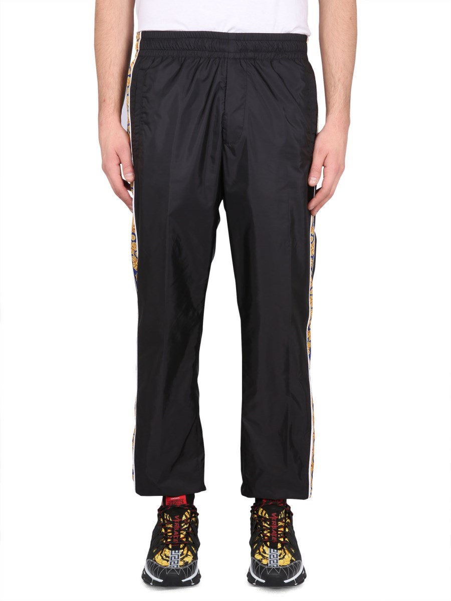 VERSACE PANTALONE JOGGING IN NYLON CON STAMPA BAROCCO