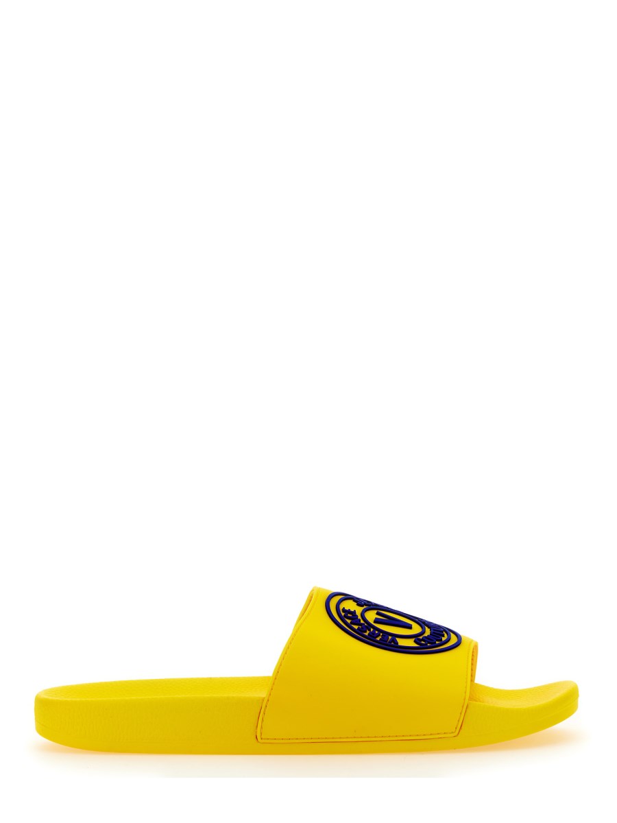 Versace jeans flip discount flops