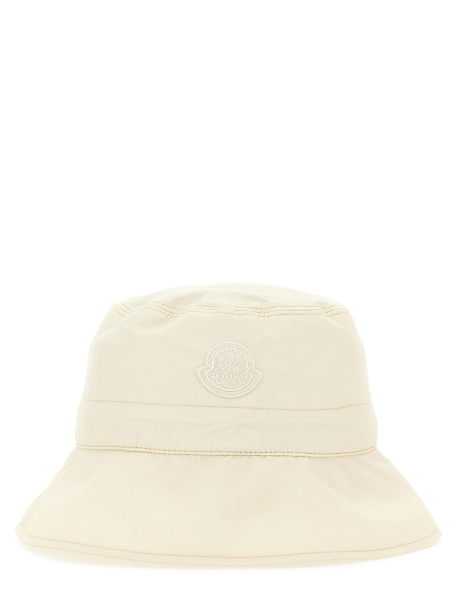 MONCLER CAPPELLO BUCKET IN NYLON CON LOGO