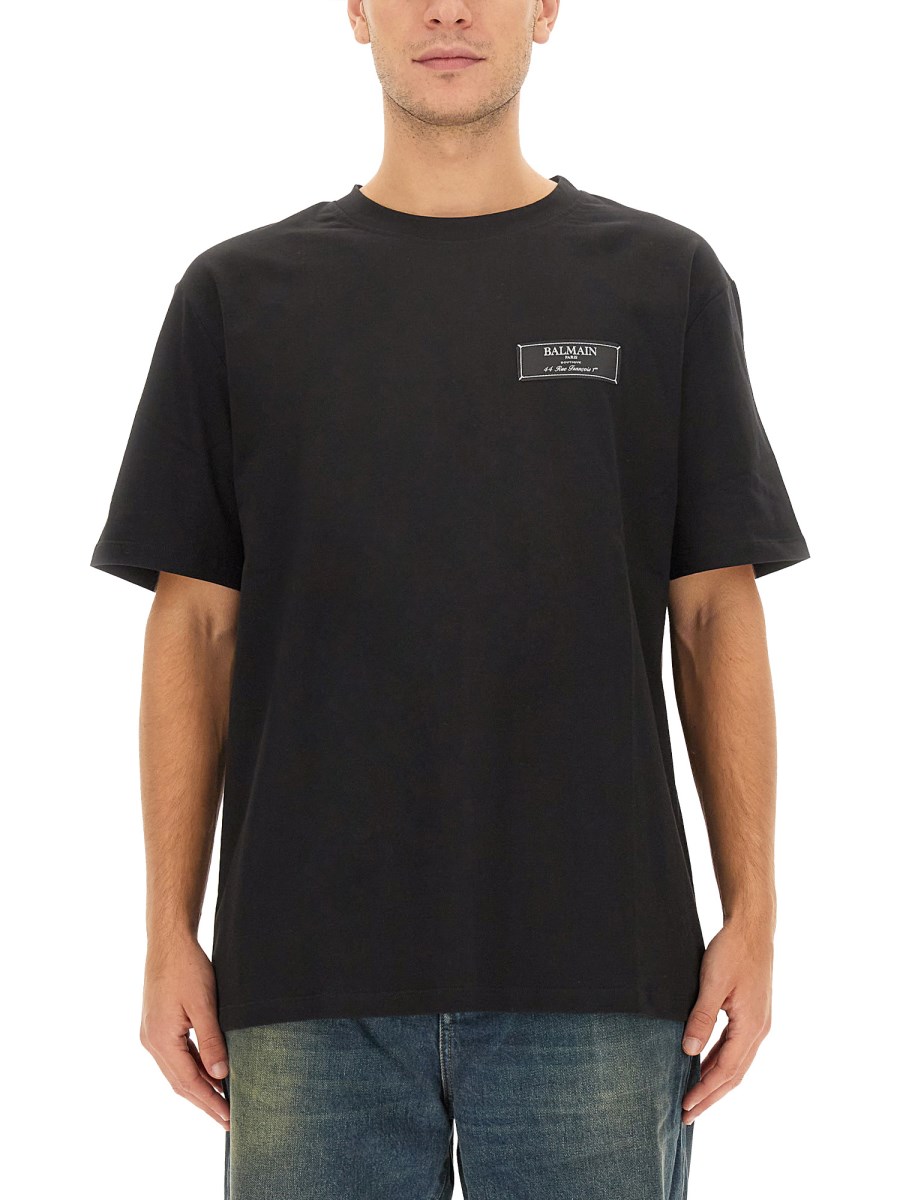 T-SHIRT CON ETICHETTA LOGO