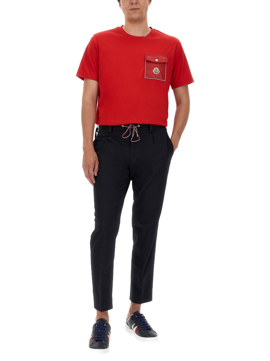 T-SHIRT CON PATCH LOGO