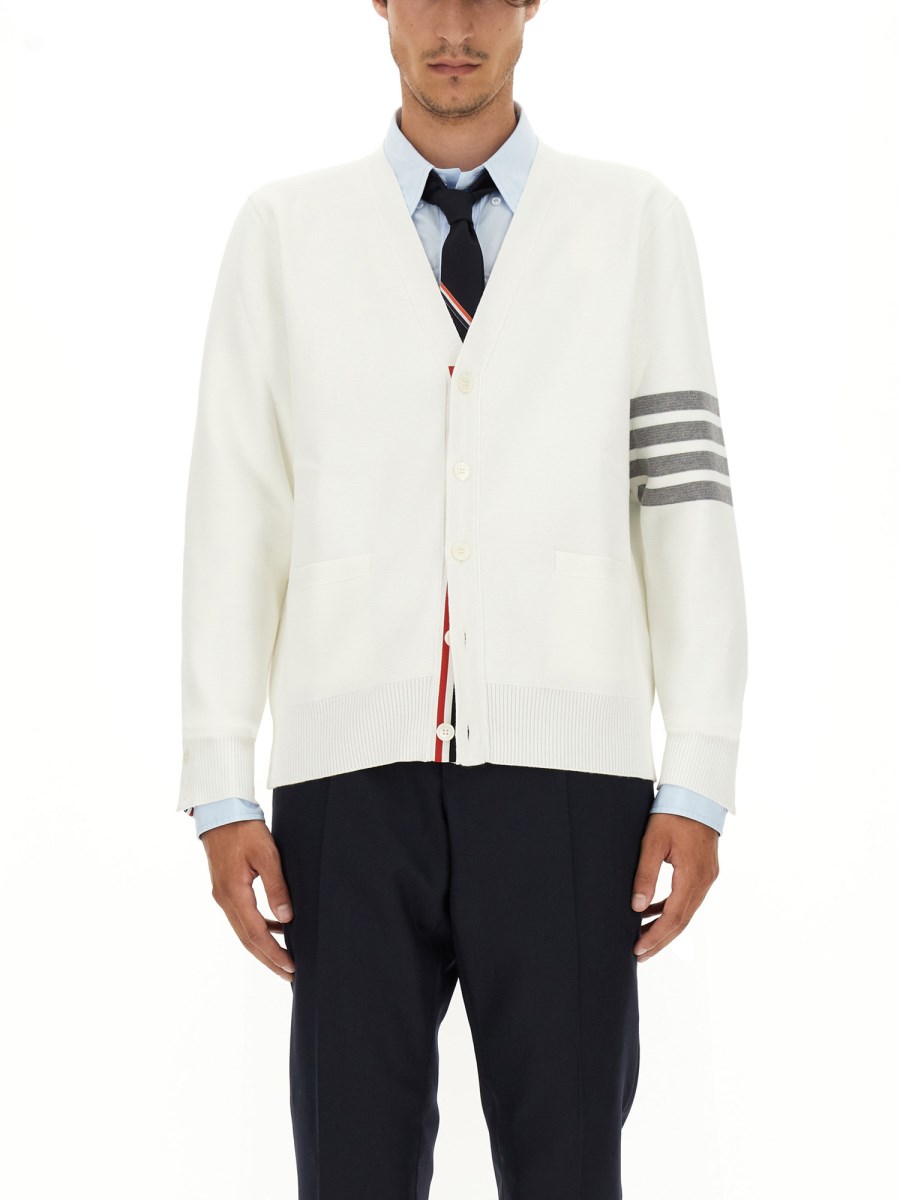 THOM BROWNE CARDIGAN SCOLLO A V IN COTONE PUNTO MILANO CON 4 BAR STRIPES