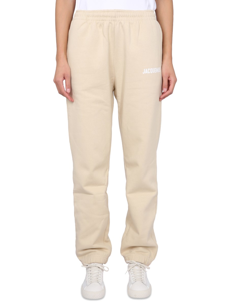 JACQUEMUS PANTALONE JOGGING CON LOGO