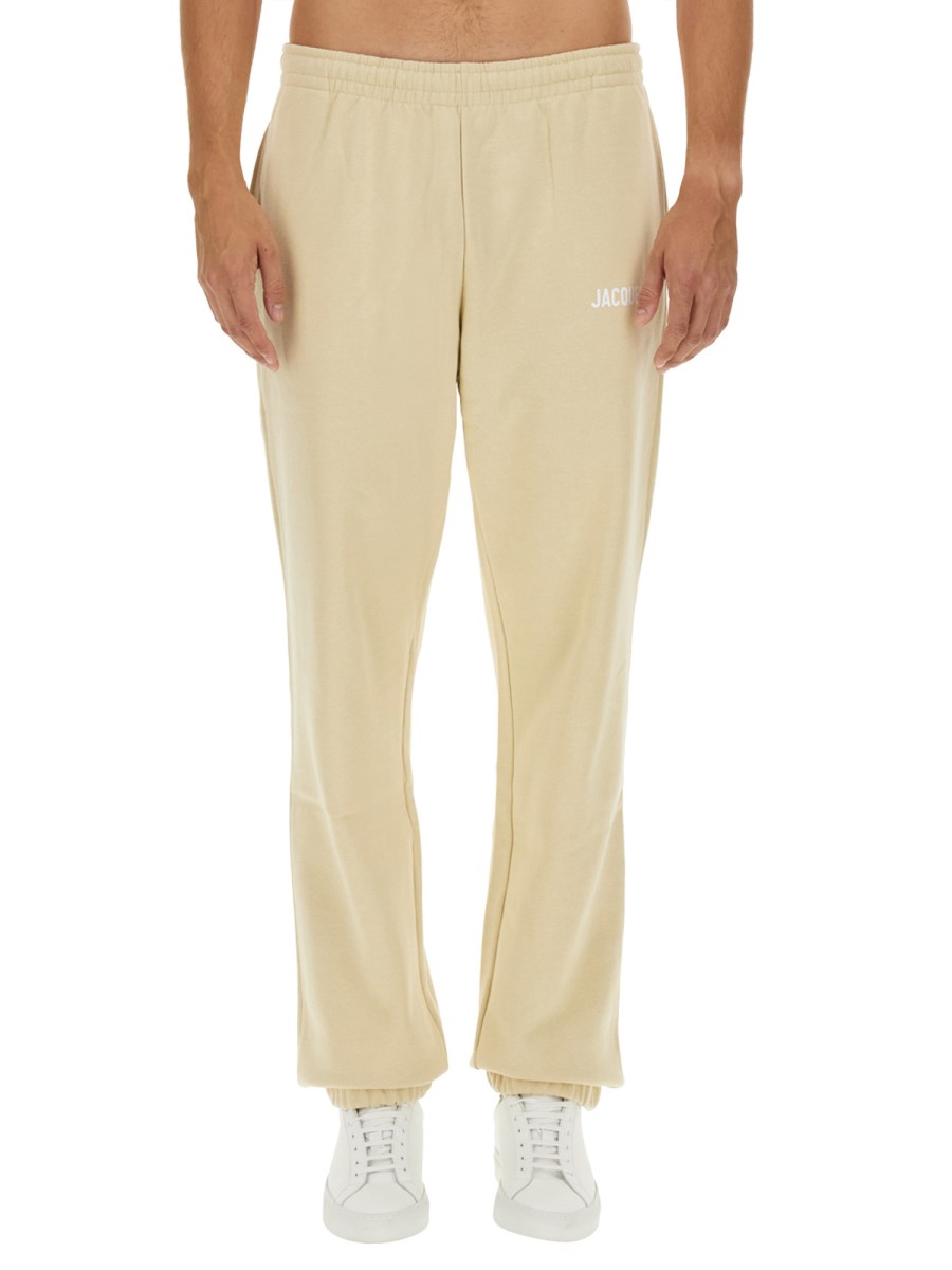 JACQUEMUS PANTALONE JOGGING CON LOGO