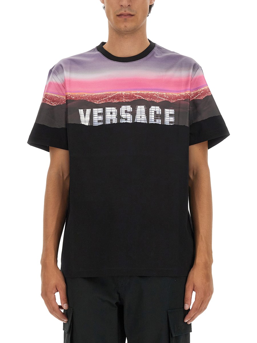 VERSACE T-SHIRT VERSACE HILLS IN JERSEY DI COTONE