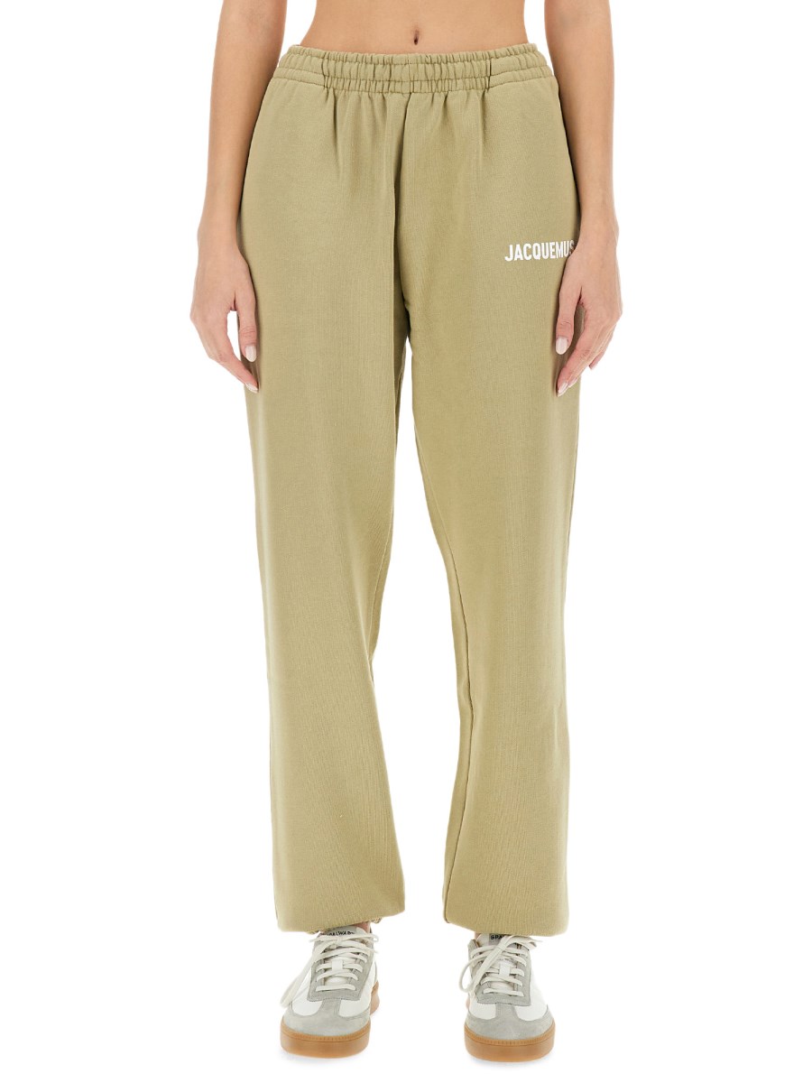 JACQUEMUS PANTALONE JOGGING CON LOGO