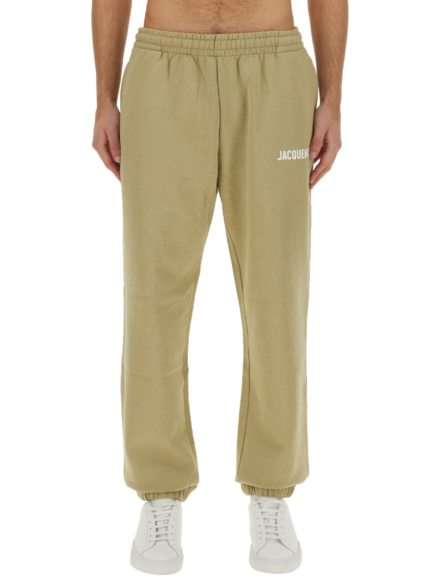 JACQUEMUS PANTALONE JOGGING CON LOGO