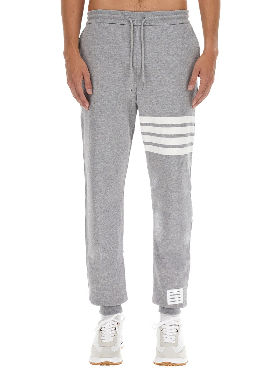 THOM BROWNE PANTALONE JOGGING IN COTONE CON STAMPA 4BAR STRIPE