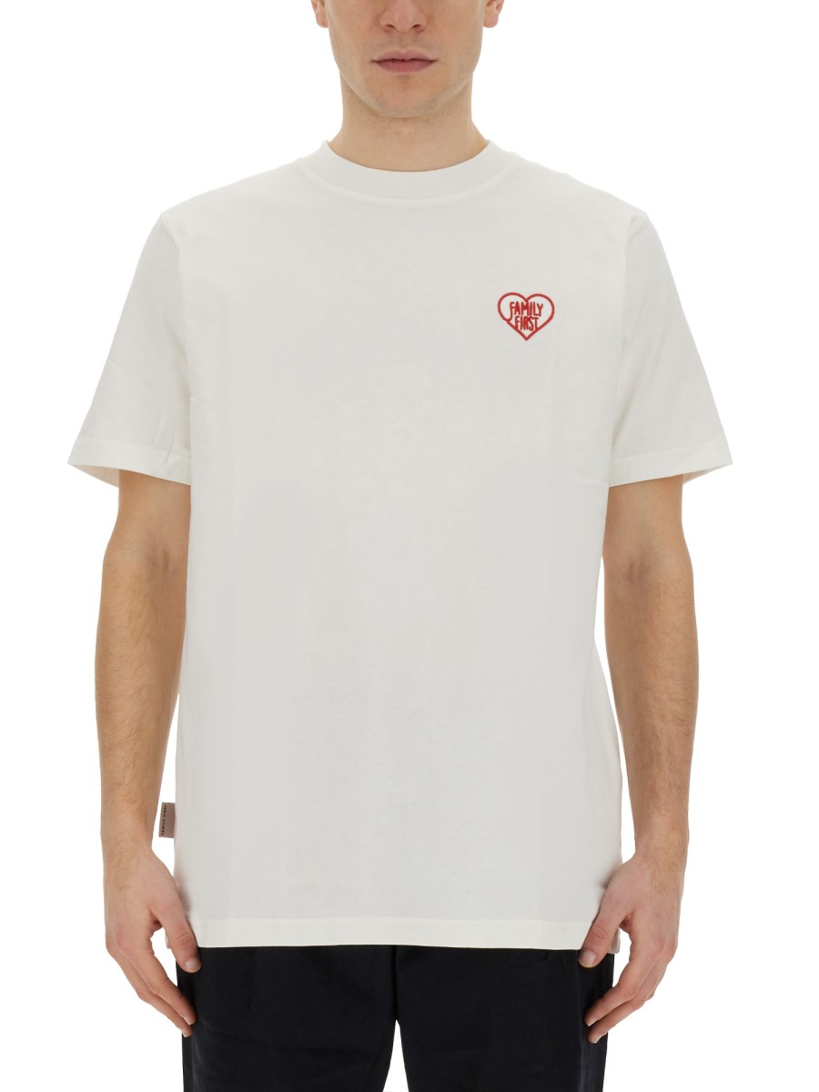 T-SHIRT CON RICAMO CUORE 