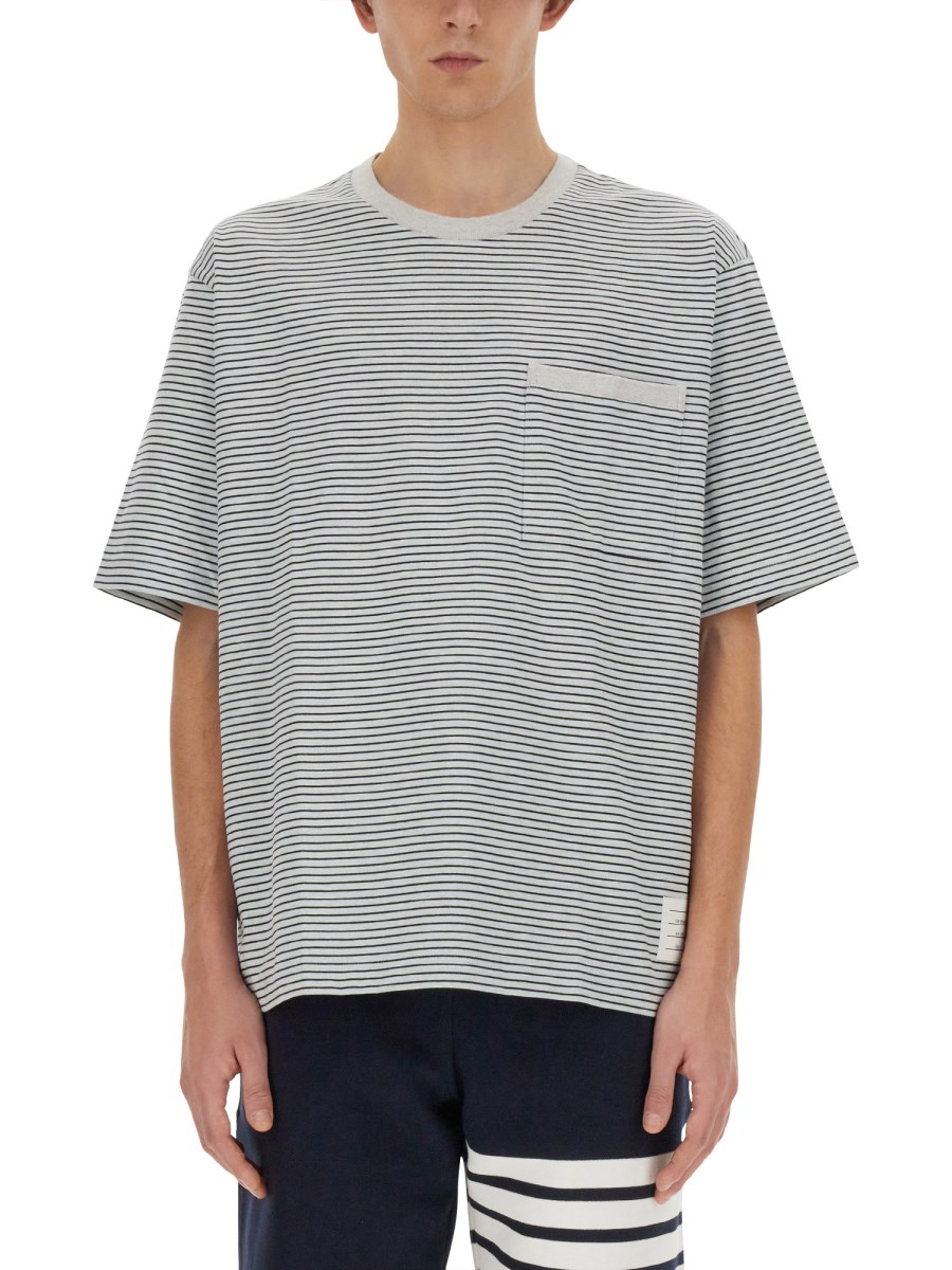 THOM BROWNE T-SHIRT CON TASCA IN JERSEY DI COTONE