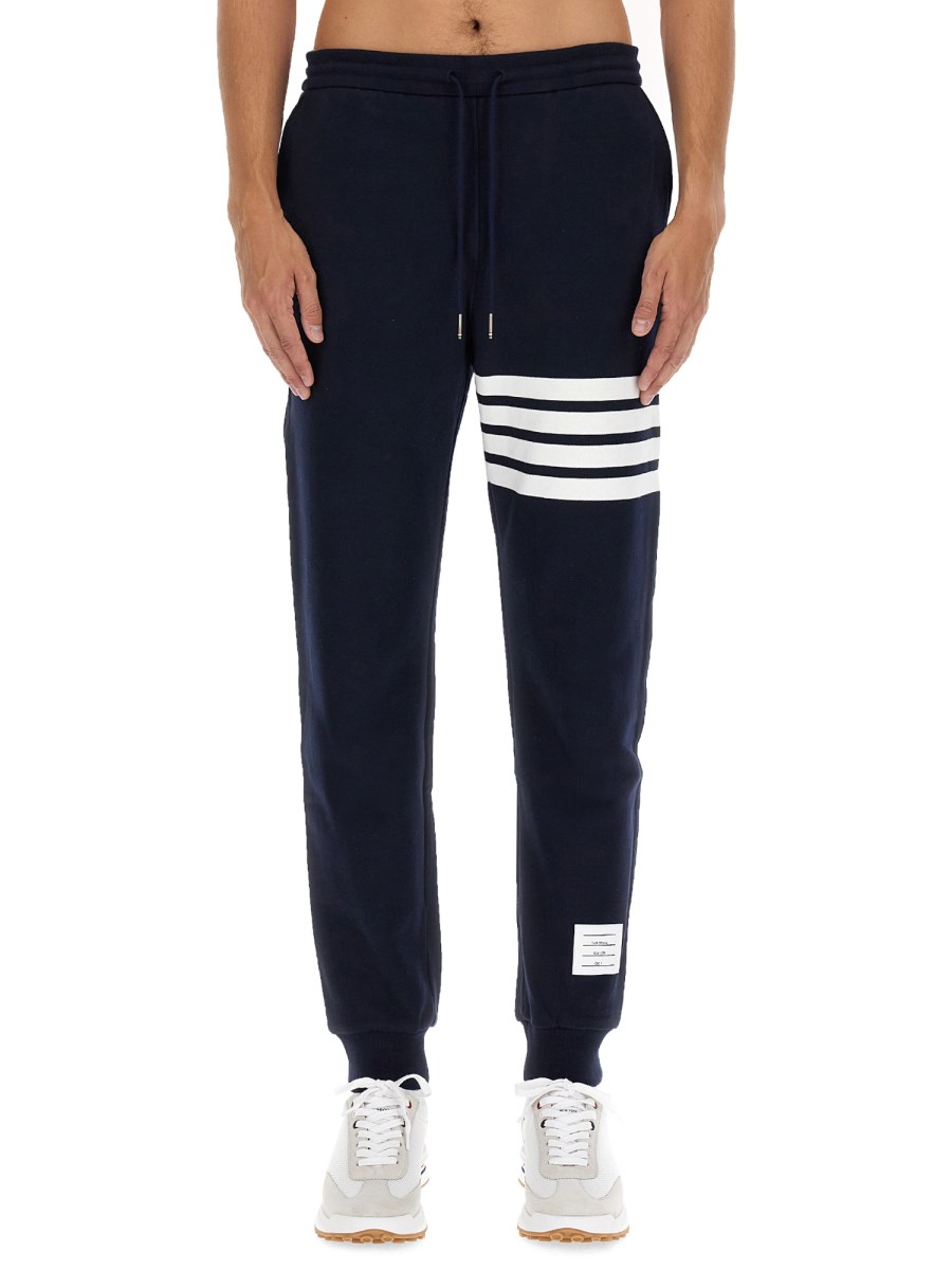 THOM BROWNE PANTALONE JOGGING IN COTONE CON STAMPA 4BAR STRIPE