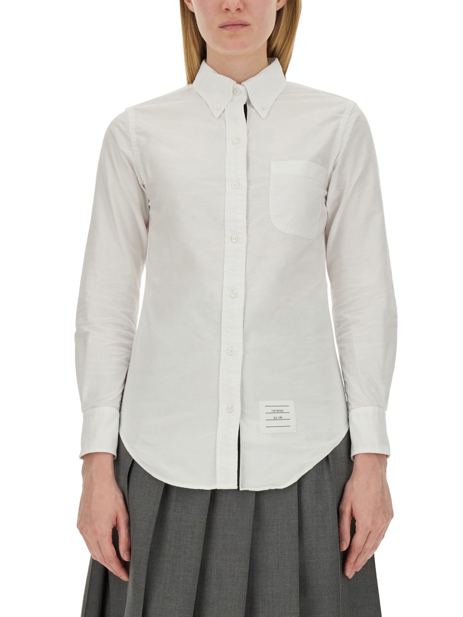 THOM BROWNE CAMICIA BOTTON DOWN IN COTONE CON PATCH LOGO