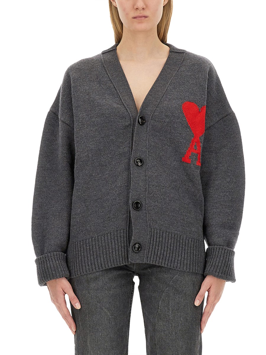 AMI PARIS CARDIGAN CON SCOLLO A V E RICAMO LOGO IN LANA