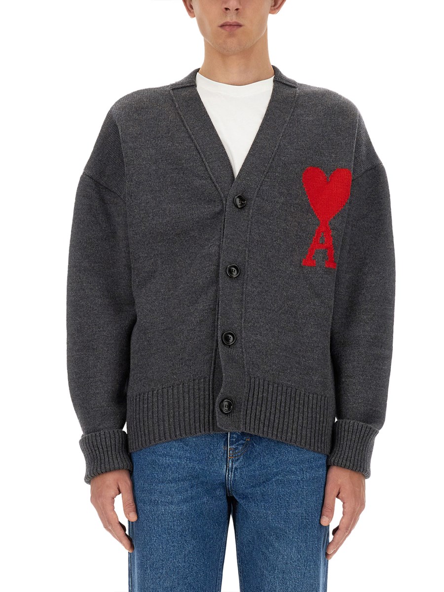 AMI PARIS CARDIGAN CON SCOLLO A V E RICAMO LOGO IN LANA