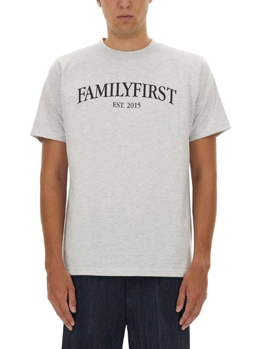 FAMILY FIRST T-SHIRT CON LOGO