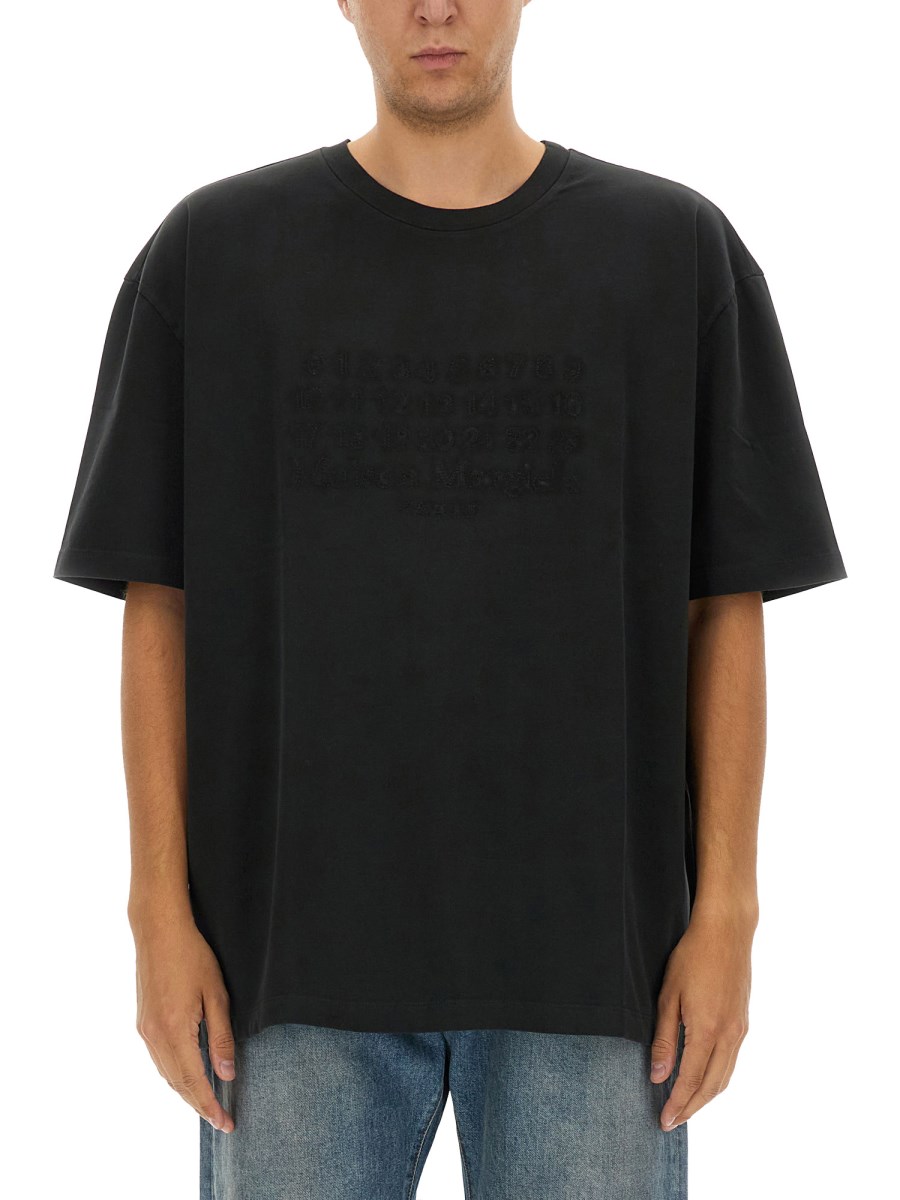 MAISON MARGIELA T-SHIRT CON LOGO RICAMATO