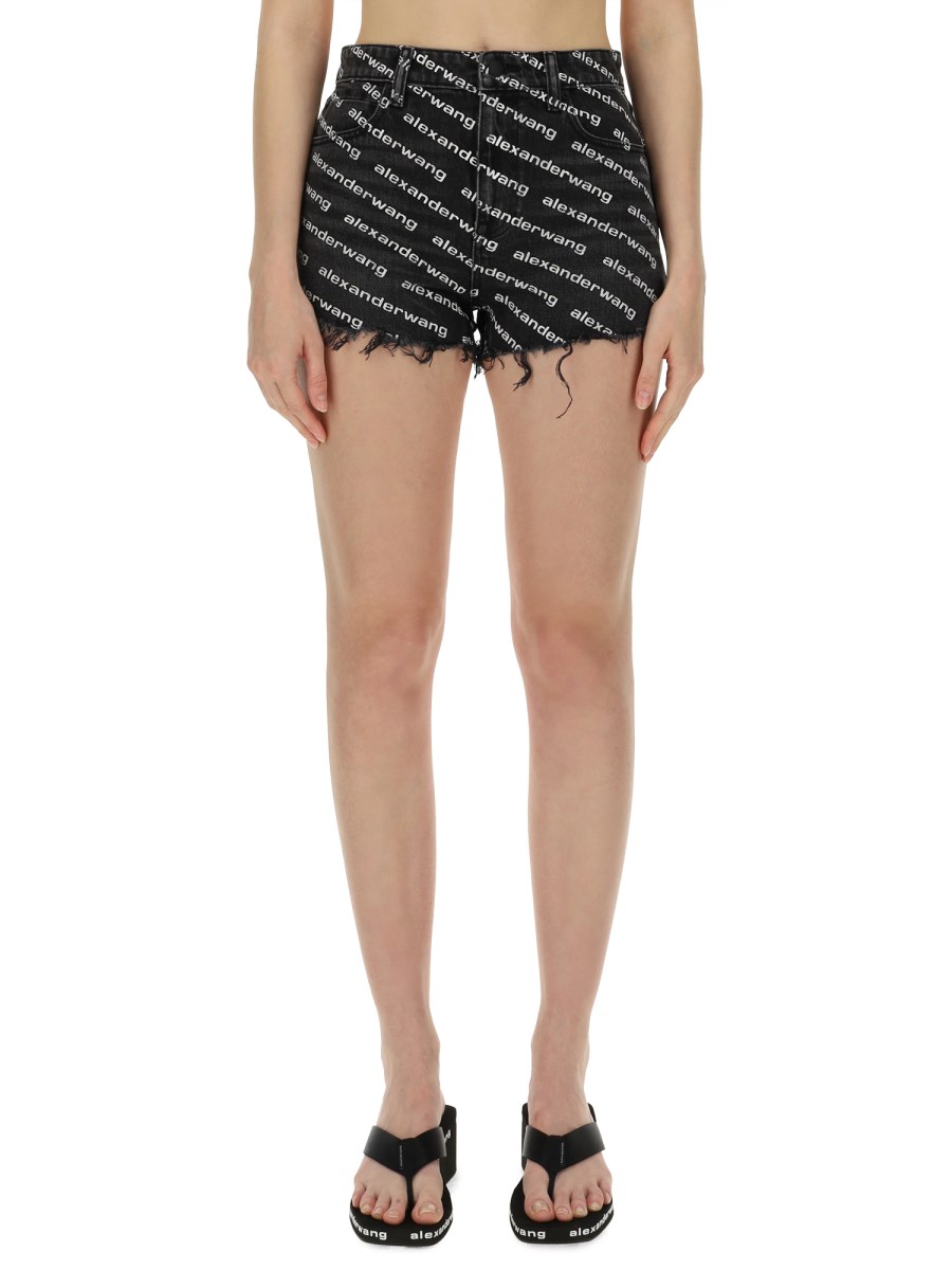 ALEXANDERWANG.T SHORTS CON DENIM DI COTONE CON LOGO ALL OVER