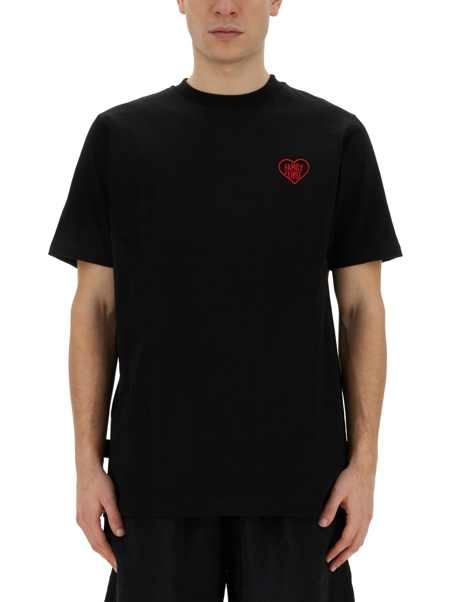 T-SHIRT CON RICAMO CUORE 