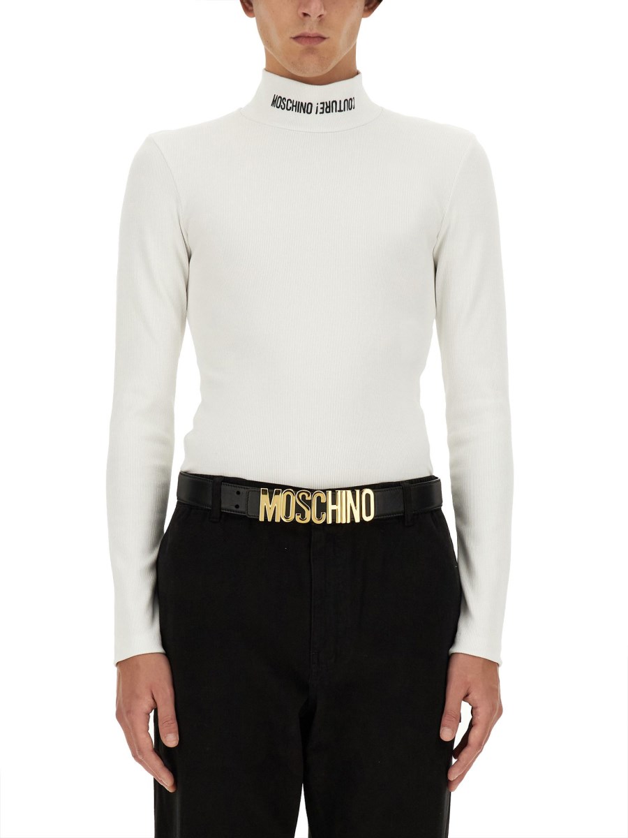 Tシャツ・カットソー Moschino FW24 UPSIDEDOWN LOGO SHIRT (02267035_1001) Moschino Upside Down Logo T-shirt | italist