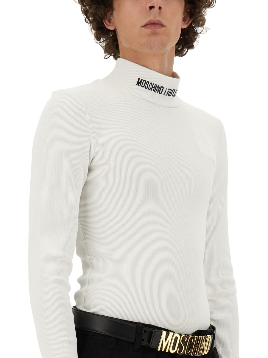 Tシャツ・カットソー Moschino FW24 UPSIDEDOWN LOGO SHIRT (02267035_1001) MOSCHINO - UPSIDEDOWN LOGO T-SHIRT - Eleonora Bonucci