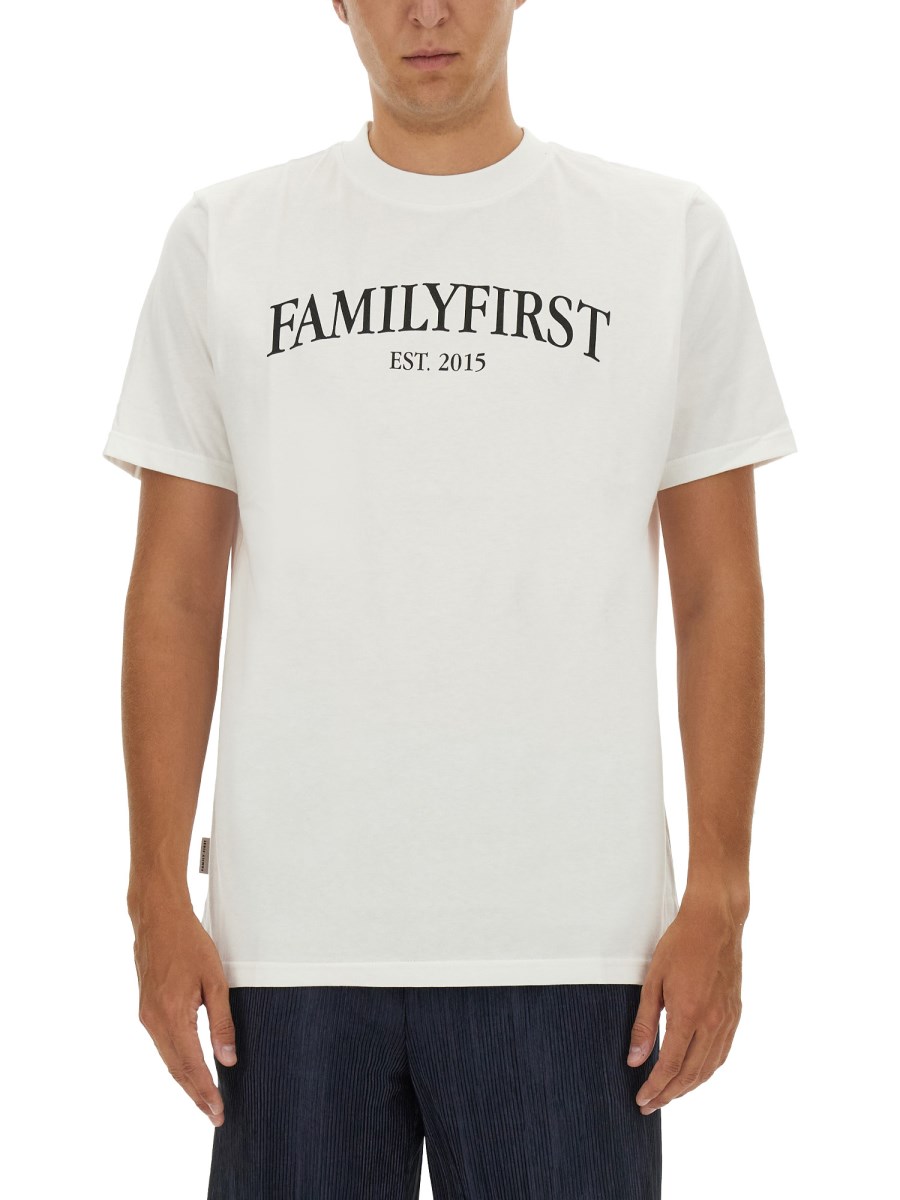 FAMILY FIRST T-SHIRT CON LOGO