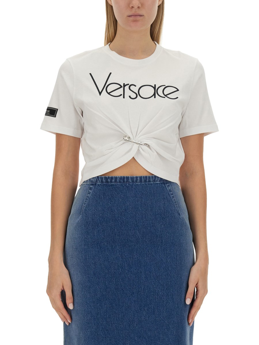 VERSACE T-SHIRT LOGATA SAFETY PIN