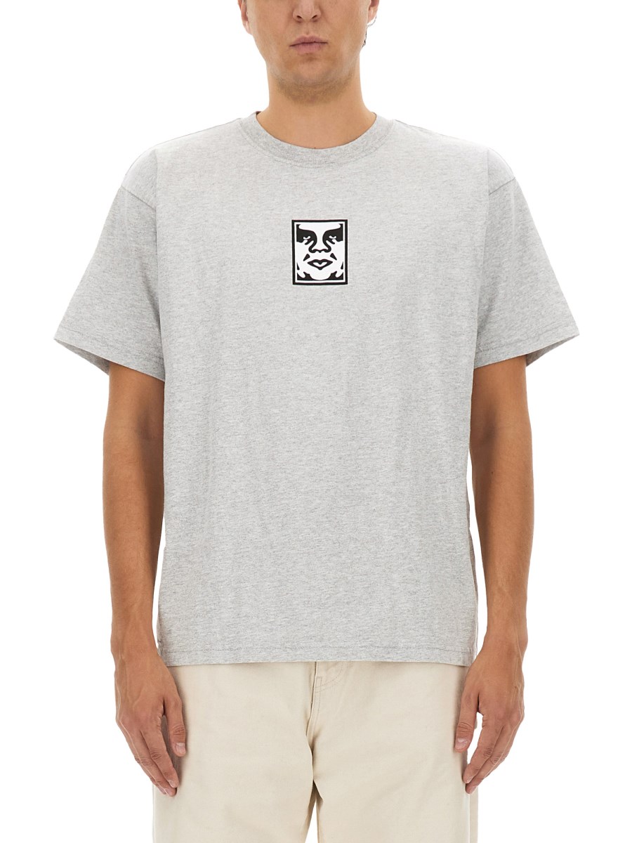 OBEY T-SHIRT CON LOGO