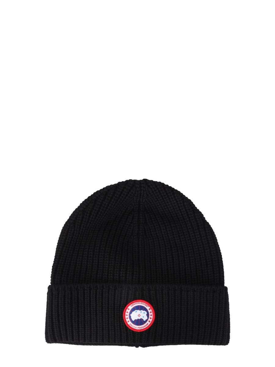 CANADA GOOSE CAPPELLO IN MAGLIA DI LANA A COSTINE CON PATCH LOGO