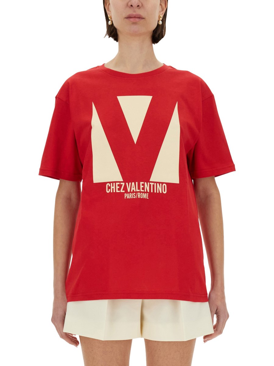 T-SHIRT CON STAMPA "CHEZ VALENTINO"