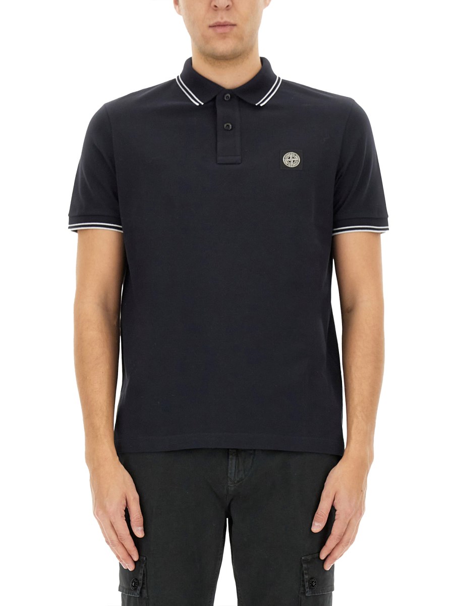POLO CON PATCH LOGO