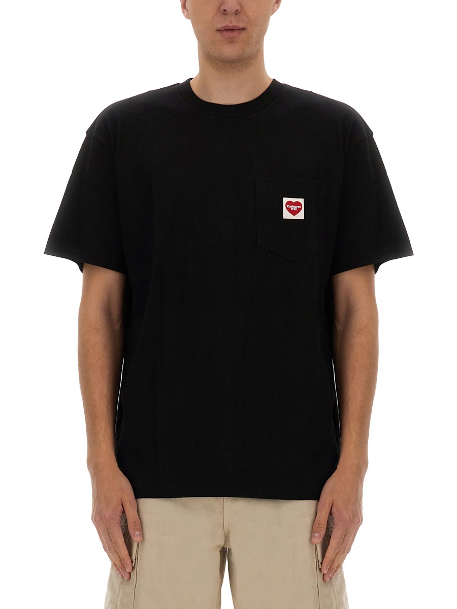 T-SHIRT CON TASCA E PATCH CUORE