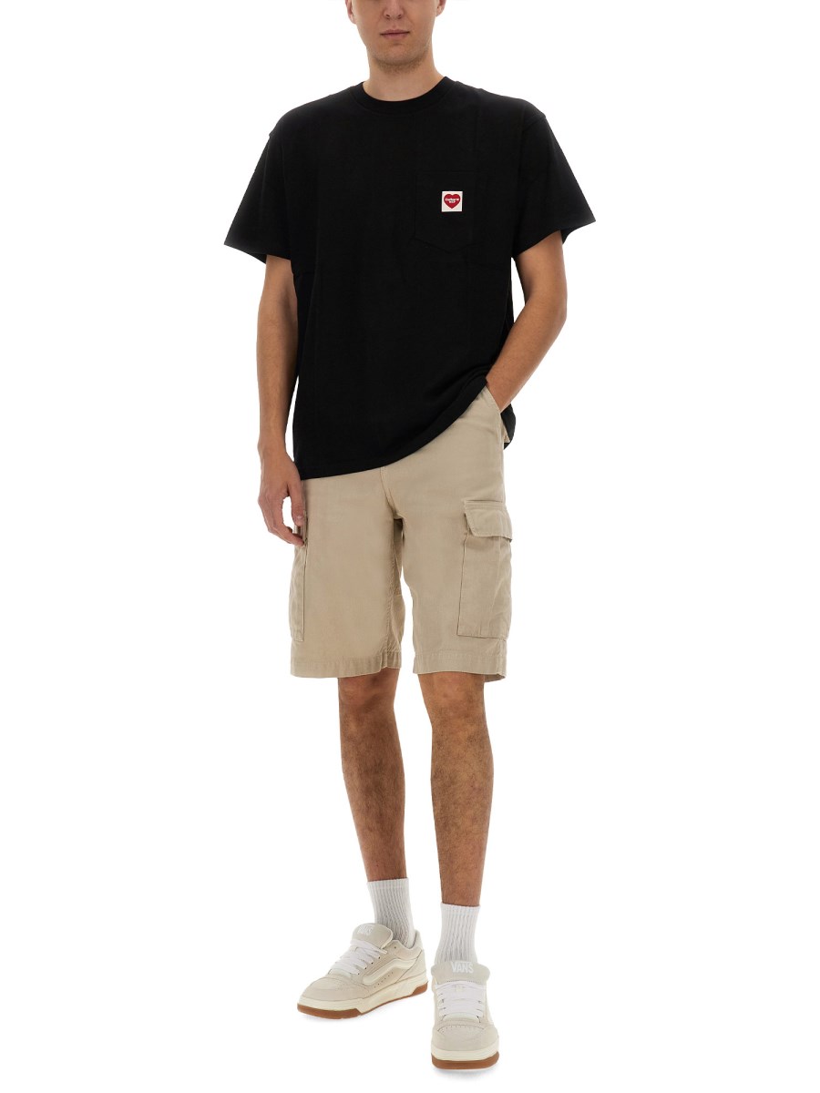 T-SHIRT CON TASCA E PATCH CUORE