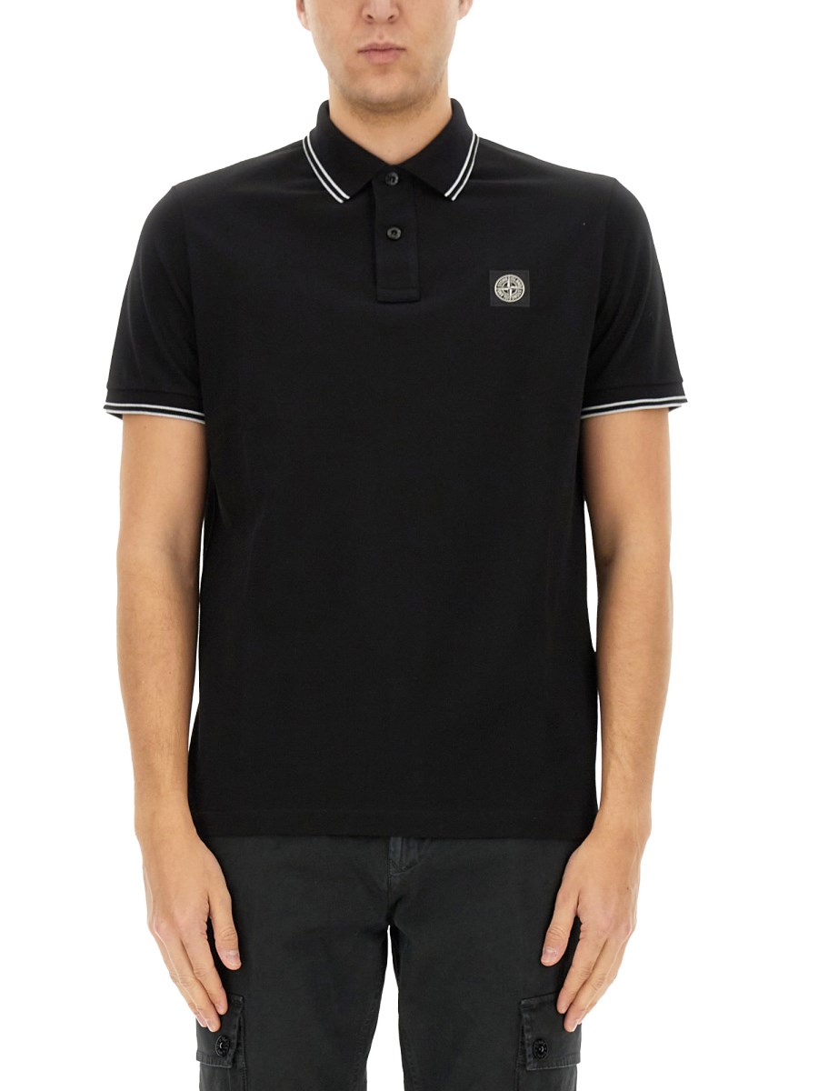 POLO CON PATCH LOGO