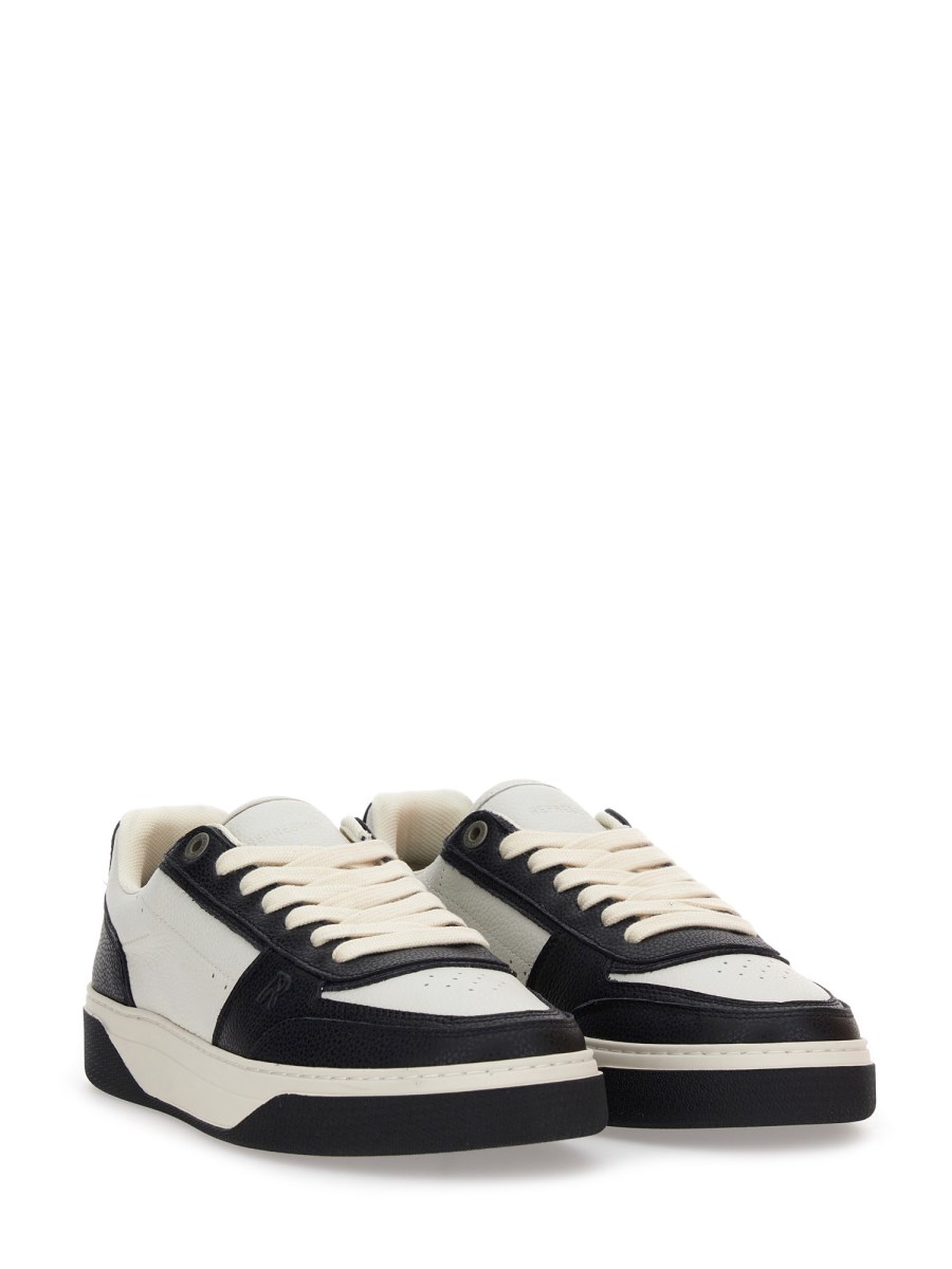 SNEAKER INITIAL