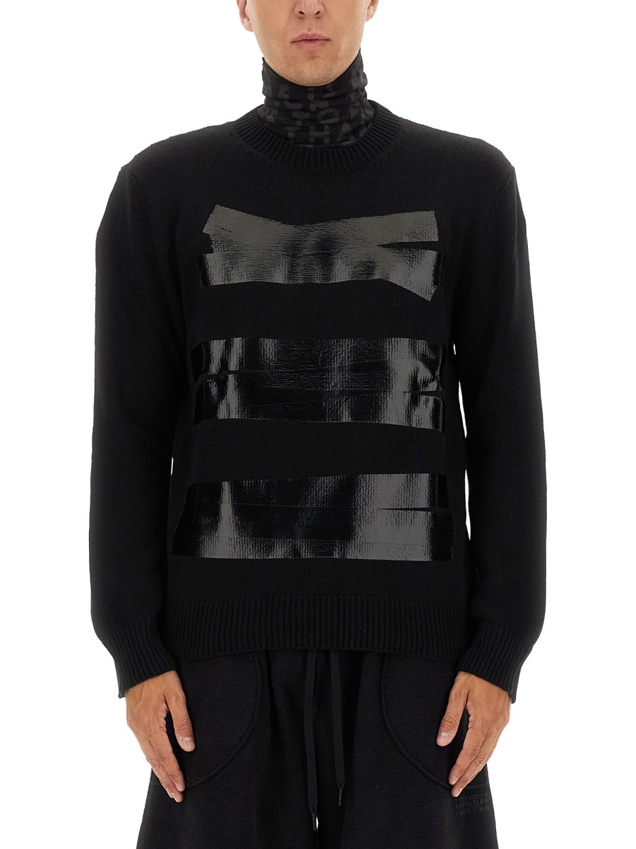 MAGLIONE CON NASTRO ADESIVO