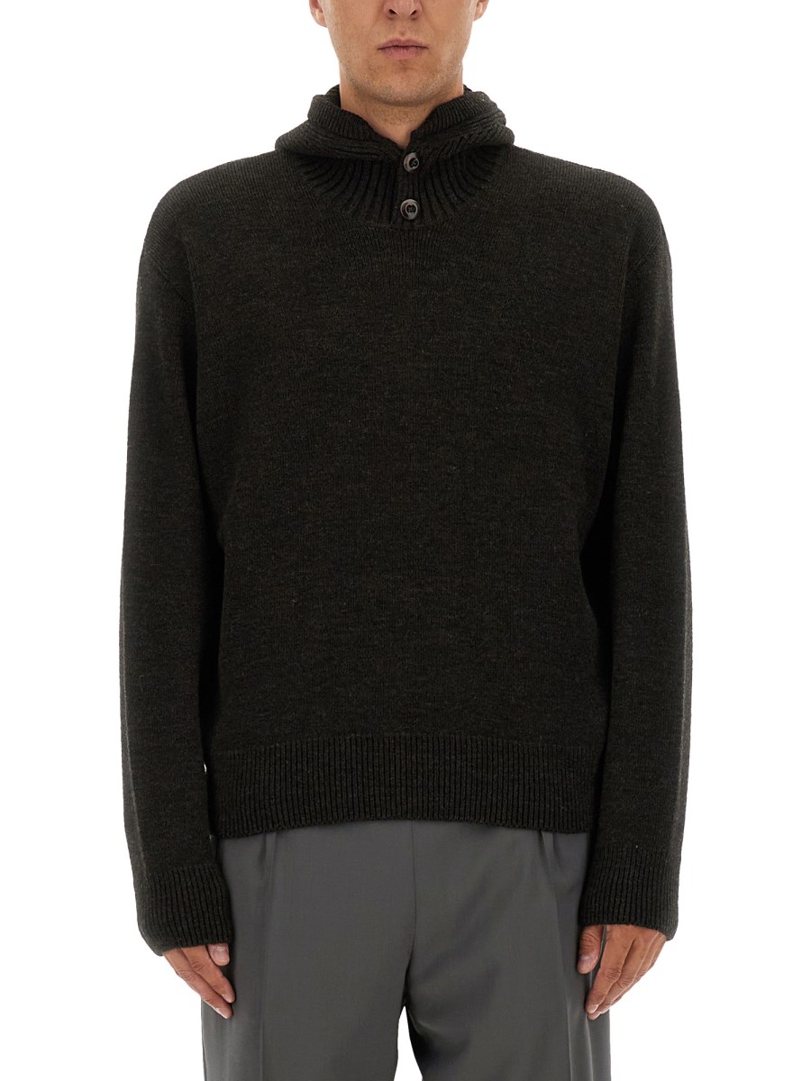 MAGLIONE CON CAPPUCCIO